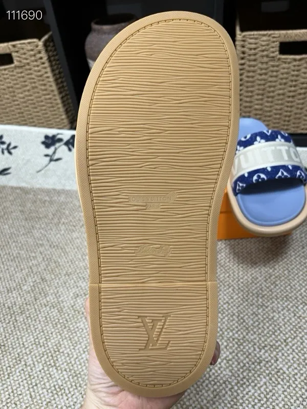 P320💰[New model] Long-term availability, 2025 new model, couple model [LOUlS VUlTTON] comes with drawer box, bag, card, invoice "Louis Vuitton ~ unique modern sandals. 》LV counter purchasing 🏃Men's and women's casual slippers, sold at the same time at the counter, the original old flower material upper is soft and comfortable, (refuses to discolor and rub the feet) sole: original factory special combination original sole, code number: 35--46 4 multiple colors 🉑️ to choose from